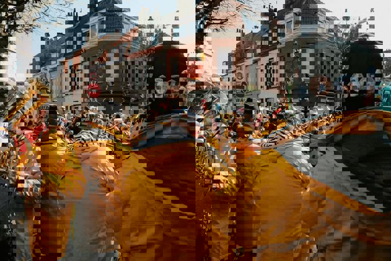 Street Buskers Transform Afternoon Rush with Live Jazz Performance